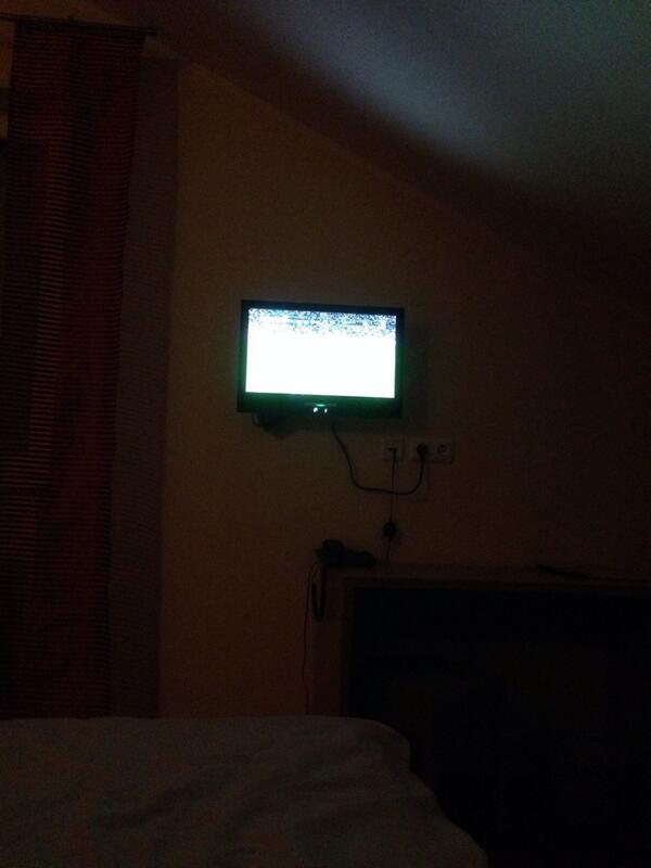 schulte_joerg's tweet photo. Halbfinale im Hotel irgendwo in Deutschland - "lustig ist anders". http://t.co/tVidbU75W2