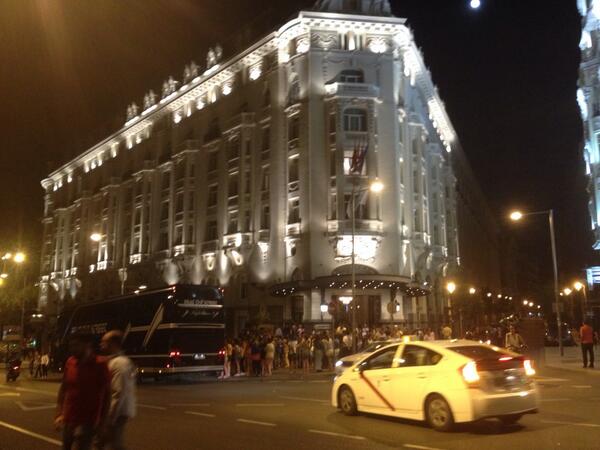 GuilleVisuals's tweet photo. Manyfans in front of a madrid luxurious hotel where they think @one direction are #onedirectionmadrid @Ventaneando13 http://t.co/VA2k9BX9OG