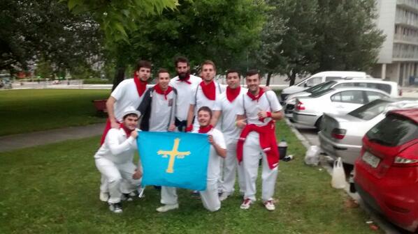tetorfdi's tweet photo. San Fermiinn!! @duefer @AitorEspin @borjalospares91 @Pablofr92 @mory_7 @p_vallina http://t.co/Kp2YiMVpvE