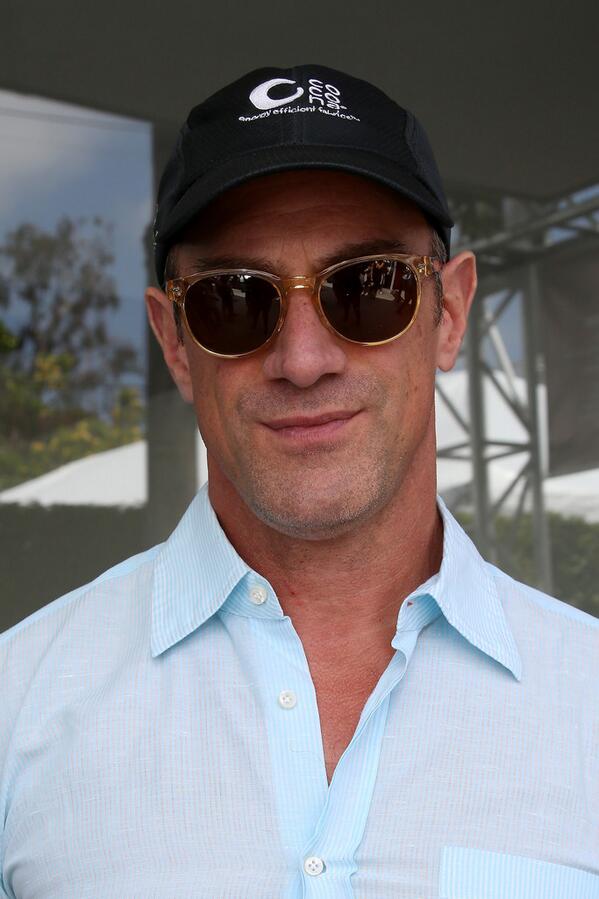 This Is A PSA About How Wonderful Christopher Meloni Is On Twitter