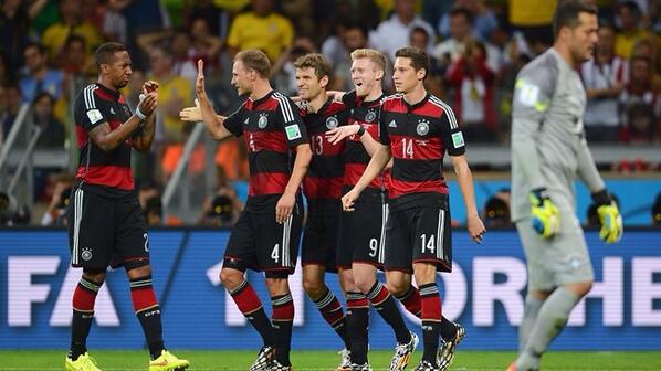 BarniaudSeb's tweet photo. Et pendant ce temps,les allemands gagnent encore.Comme si ils en avaient besoin #prolongation #ARGvsNED http://t.co/X55fdYZUCM