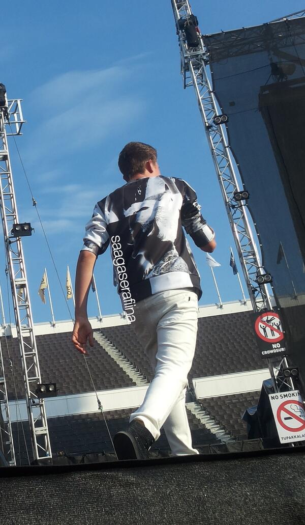 saagaserafiina's tweet photo. i already want back to #helsinkipopshow @HELSINKIPOPSHOW @RobinVirallinen http://t.co/uz1m0gUPfL