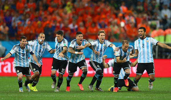 FCBarcelona_es's tweet photo. La Argentina de Leo Messi y @Mascherano jugará la final del Mundial 2014 http://t.co/DZc0MziEE6 http://t.co/rDe1KJjWnz