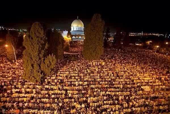 PalestineID's tweet photo. mesikipun mereka diserang mereka tetap menjalankan shalat tarawih #PrayForPalestina #PrayForGaza http://t.co/56KytgFU53