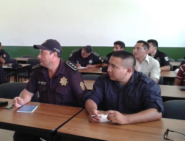 AyunMotul's tweet photo. Elementos policíacos de Motul participaron en un curso impartido por @PoliciaYucatan en el Tec, para servir mejor http://t.co/QPXVrhno0t