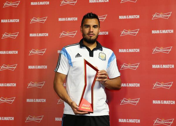 fifaworldcup_pt's tweet photo. Mais um goleiro recebeu seu troféu de #ManOfTheMatch na #Copa2014! Desta vez, foi o argentino Sergio Romero. #ARG http://t.co/09xE3uGeTs