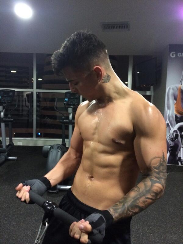 maluma's tweet photo. En cualquier lugar hay que sacar el tiempo para entrenar y despejar la mente. #PrettyBoy #DirtyBoy http://t.co/H6ai3jn1oL