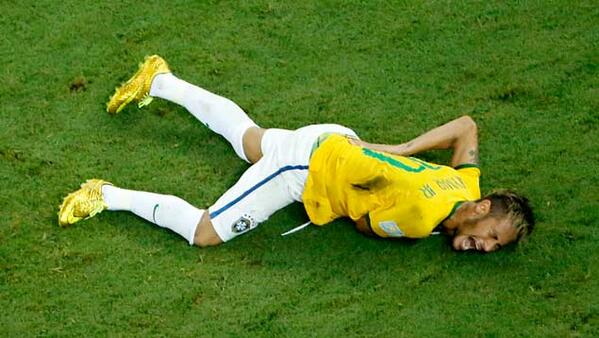 UNoticias's tweet photo. ¿Lesión de @neymarjr podría ser un montaje? #BRA #MundialBrasil2014 http://t.co/Vh59O67Dq8 http://t.co/30NdjXX8K6