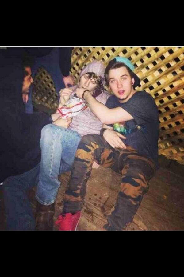 TeenageRagers's tweet photo. " Colton feeding dead Cody " Hahaa. http://t.co/oFpqsbl8l0
