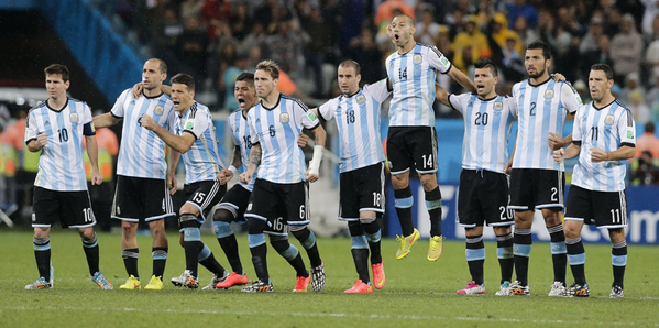 SauusMedia's tweet photo. Sergio Romero was the hero after saving kicks from Ron Vlaar and Wesley Sneijder #ARGNED http://t.co/WbVnGNiq3Q http://t.co/viPxahC4ce