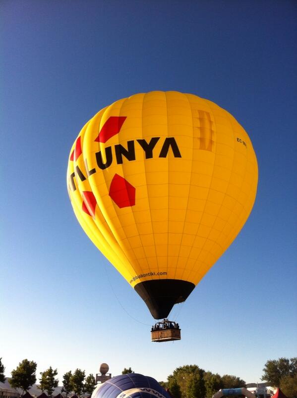 laurapinyol's tweet photo. Impressionant enlairada de globus a #Igualada cc @Ebf_Igualada @FAPcat @LideraComunica http://t.co/JuGBQMifC4
