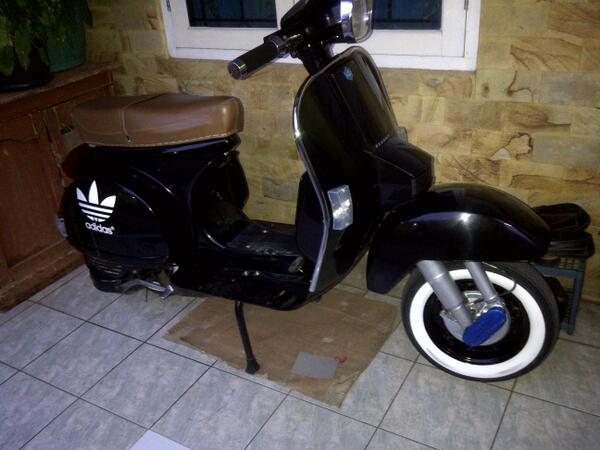 MirazEcha's tweet photo. #adidas #vespa px http://t.co/P4aqR3aN3Y