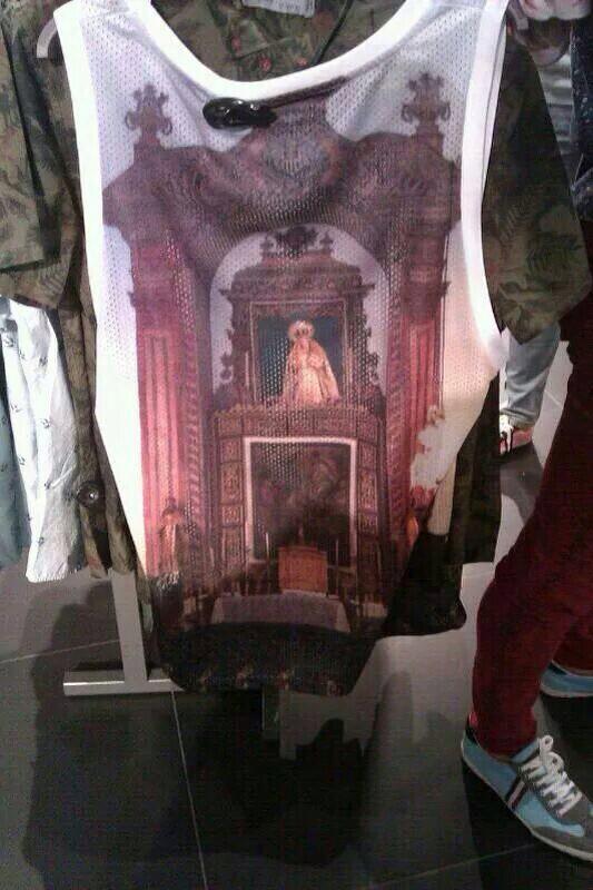 jesuspenarivero's tweet photo. El convento de #loradelrio d moda en las camisetas de Berska #moda #berska  #loradelrio @LoradelRioNeT @ondacerolora http://t.co/Z0qSjIUU97