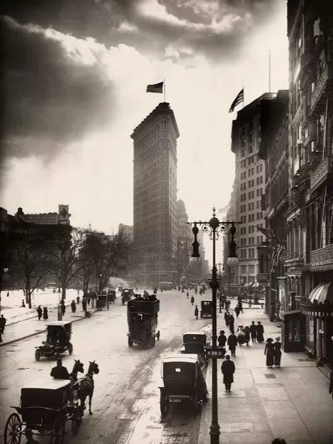 Amazing Historical Photo of Flatiron Building in 1918 