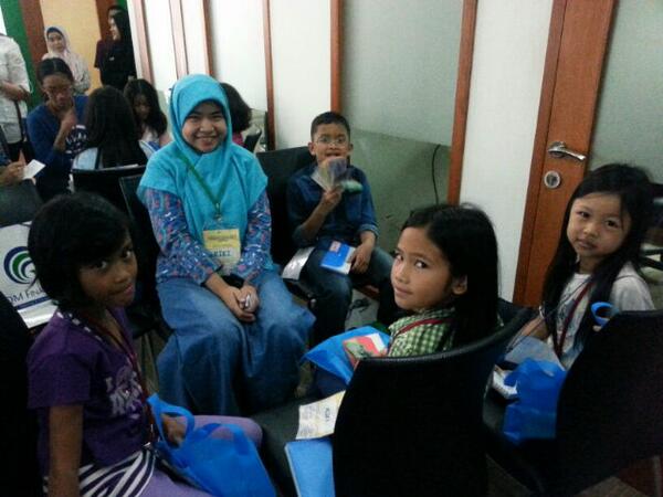 QM_Financial's tweet photo. Kelompok 3 dengan mentor @kaukabus di workshop #KidsNMoney Batch 2 http://t.co/g5o9qBHh9z
