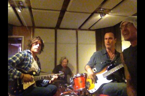 Stone Temple Pilots : High Rise EP (2013) - Página 3 BsKFB42IAAM1diY