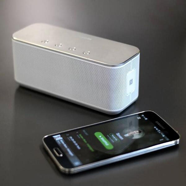 SamsungSchweiz's tweet image. Unsere #LEVELBox ist die perfekte Begleiterin für #Musik unterwegs. #NFC #Bluetooth spr.ly/6014YaMK / @7music