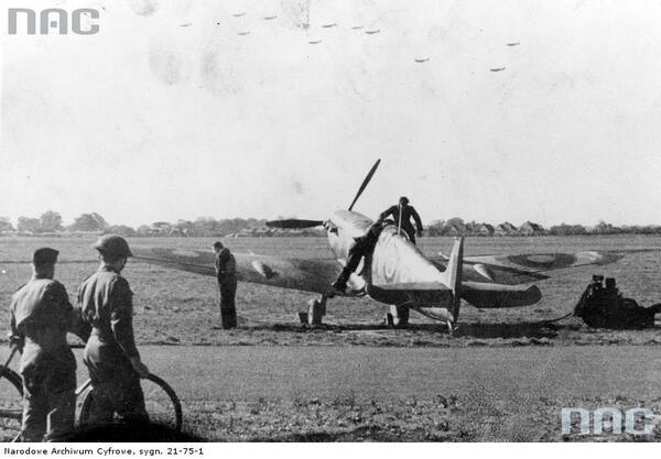 74 years ago today #BattleofBritain started. #Polish contingent 2nd largest after British. Photo: No. 303 Squadron.