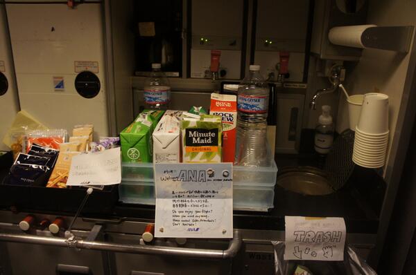 Keramahan pramugari ANA lewat tulisan.