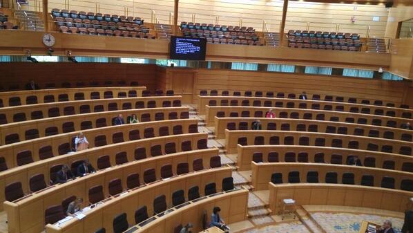 sanchez_sonia's tweet photo. Senado. Se debate el aforamiento del Rey. Muy pocas señorías en sus escaños http://t.co/XEOeWNbL94
