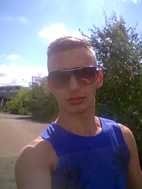 Walking in the sun #hot #Manchester http://t.co/uOVOP6uG6a