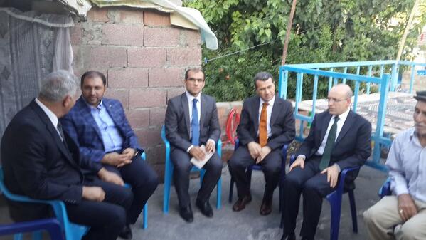 TemelAyca's tweet photo. Dünkü orucunu Hasankeyfli vatandaşlarla açan Maliye Bakanı sn @memetsimsek, iftar öncesi iki aileyi ziyaret etti. http://t.co/wn0jsJZDNT