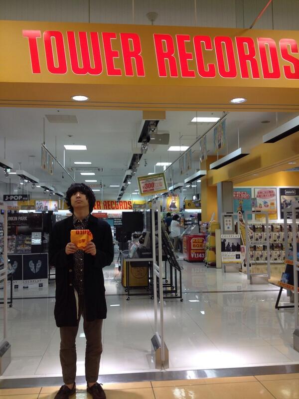 TOWER_AbenoHoop's tweet photo. 本日、クリープハイプの尾崎世界観さんがご来店されました！！！ありがとうございます！壁サイン、コメント頂きました！！7／23発売”エロ/二十九、三十”絶賛予約受付中です！全国ホールツアー「八枚目でやっと！九枚目でもっと！」楽しみですね！ http://t.co/i5Id4GYTWW