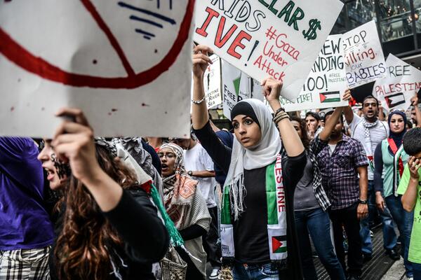 Channel4News's tweet photo. Thousands rally in New York to protest against ongoing Israeli air strikes against Gaza http://t.co/Wa8J55u5oB