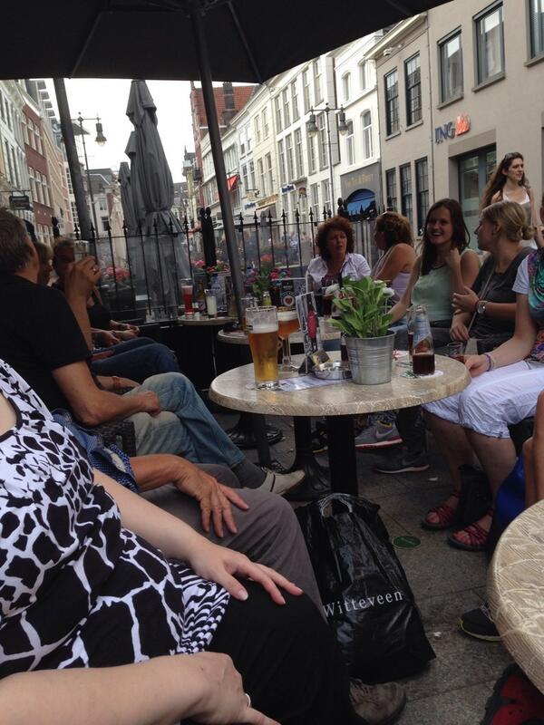 Terras. En nou dadelijk de passanten nog motiveren om de toren van de st. Jan te beklimmen.