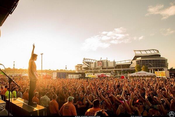 bandsvanspuck's tweet photo. WARPED TOMORROW http://t.co/87f4XnYxMS