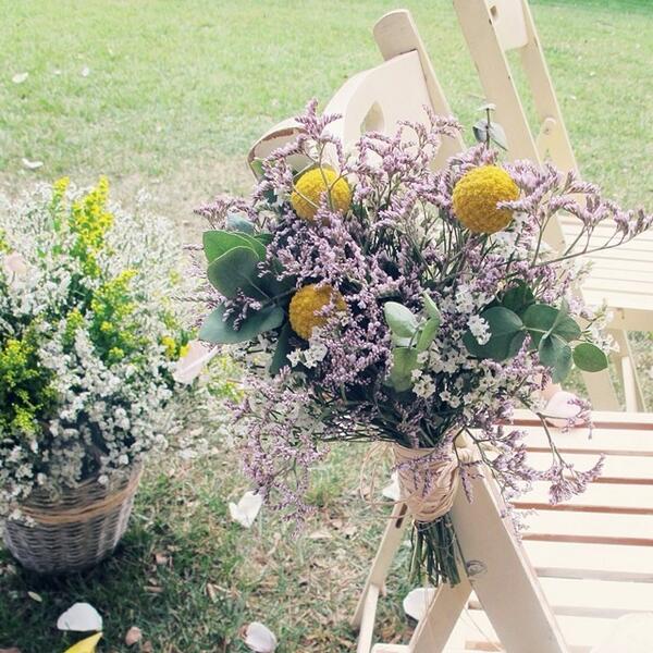 Hoy recordamos uno de los detalles de la boda A&amp;M #sitting de #craspedias #limonium y #eucaliptus 🌼🌾 #wedding #bo...