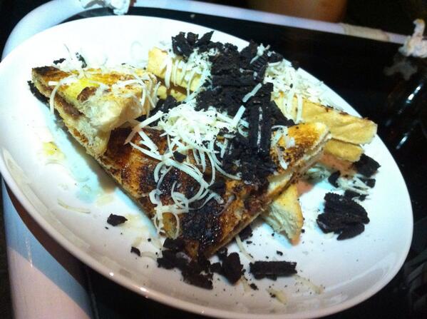 Ini roti bakar toblerone. Keju + Oreo on topping. Cobain ya! #cirebon #kuliner #eatery #wpp #kafe #cafe