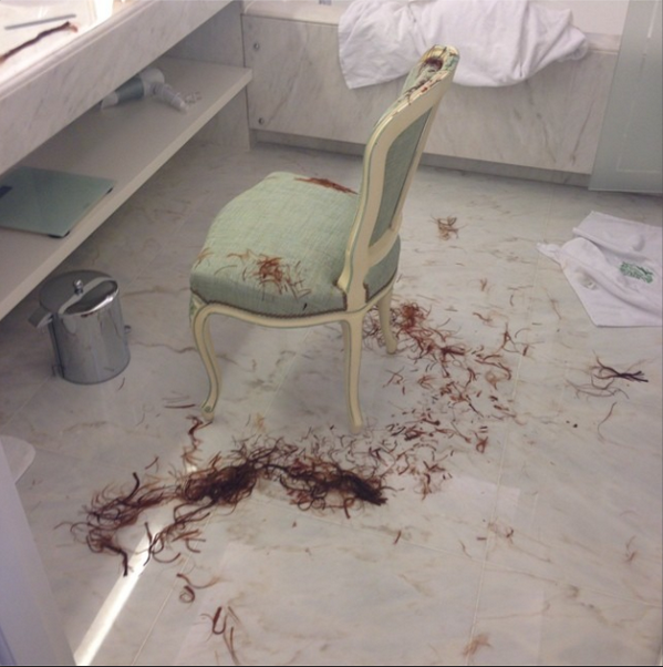 KristenStewID's tweet photo. Kristen's hotel bathroom after she cut her hair! http://t.co/mLLGDH6Kvw"