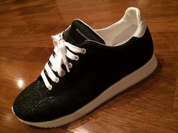 武井壮 またスニーカー購入 色違いで黒get お気に入りのスニーカーなのさ という大学生のようなtweetをしていることに罪悪感を覚えて腹筋を500回することにした Http T Co 5kl5gmx5ua Twitter