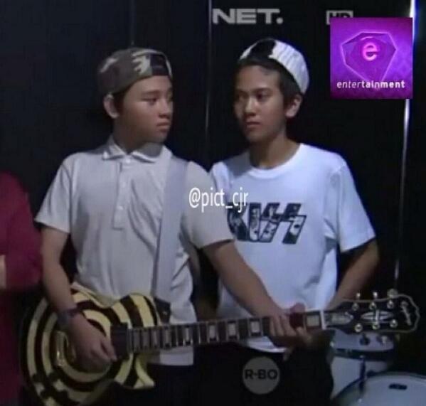 Diflattty's tweet photo. Aldi lirik iqbaal / salsha ya.. *eh gadeng kan gaada #abaikan "@AldiSalshaFC: lirik lirikan lagi. saoloh😏😂 http://t.co/pZDUUFBRyp"