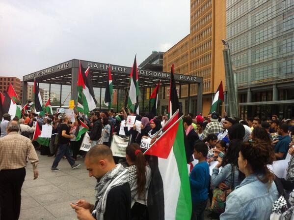 MarocTopNews's tweet photo. En Allemagne, une manif pro-palestiniens, wallah ça fait plaisir .. http://t.co/1eF1haCE5a