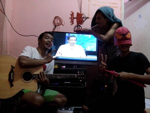 kris_nu's tweet photo. Rame2 duyuu #selfiejokowi @Metro_TV @MataNajwa http://t.co/JH9OcAAc9W