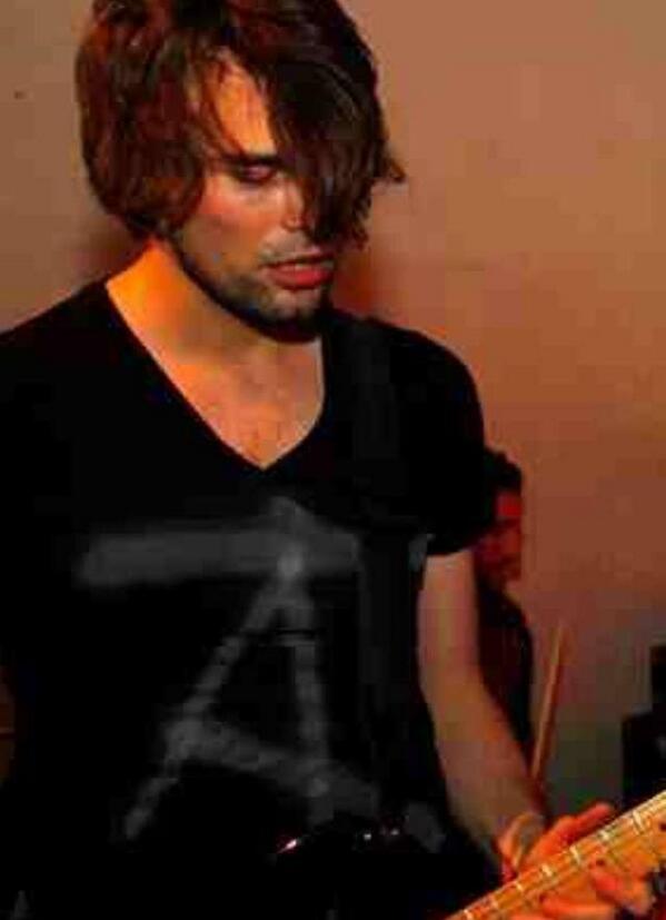 FeedTheWolvesuk's tweet image. Me messing up on the guitar live