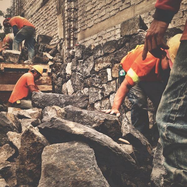 Continúan los trabajos en la construcción del #MemorialNewsDivine. Hemos iniciado el levantamiento del muro.