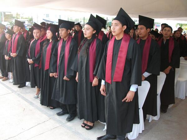 Ceremonia de Graduación de los alumnos del Plantel Leona Vicario <a href="/EduardoPatronAz/">Eduardo Patrón</a> <a href="/Josealberto2/">Jose Alberto Alonso Ovando</a> <a href="/VivoEnCancun/">Vivo en Cancún 🏖️</a>