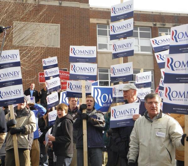 DraftRomney_NH's tweet image. #TBT New Hampshire voters wave their support for Mitt back in 2011! #DraftRomney #draftmitt