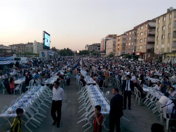 Büyükşehir Belediyemizin Sincan'ımızda düzenlemiş olduğu toplu iftar yemeğindeyiz.