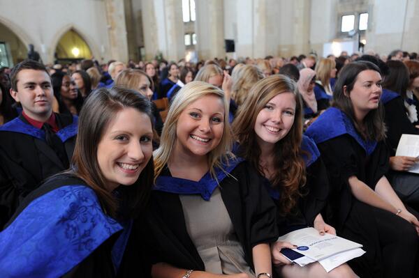 UniOfSurrey's tweet photo. Be part of our graduation story, tweet your #SurreyGradSelfie next week #SurreyGrad14 http://t.co/O6fpNuKTI1