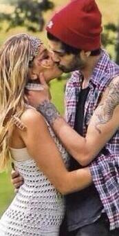 SourceLMF's tweet image. #PHOTO Perrie et Zayn à l'anniversaire de pezz - 09.07.14