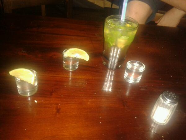 thelostjuanfe's tweet photo. De tequilas y mojitos con @ElviraLopez95 @joaquinfrebort @djromu95 ;) http://t.co/vmdeNcAcI1