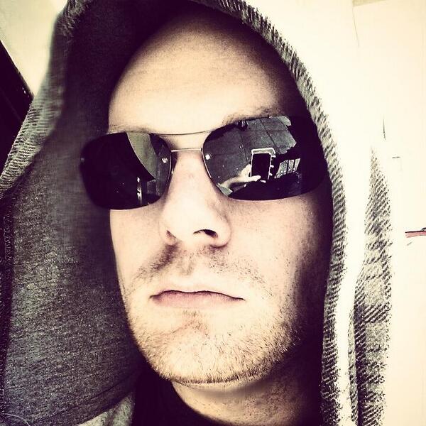 GrincoGuy's tweet photo. Traveling in #daynight #whitepeopleproblems #skincancer #gobacktotheshadow http://t.co/5HGDYKWUQV