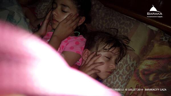 SafwaCentreFR's tweet photo. Pour se protéger du bruit des 738 bombes qu'israël largue,nos enfants trouverons le repos de cette manière. #HelpGaza http://t.co/iayKErDNLG