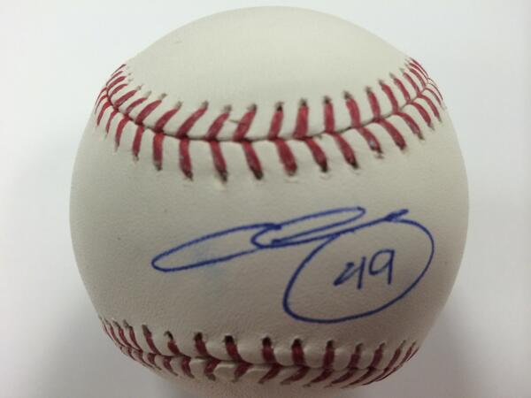 whitesox's tweet image. We want 1,000 RETWEETS, you want this awesome signed #TargetSale ball. RT TO WIN! #whiff