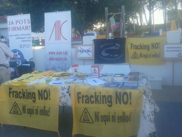 este_bando_lero's tweet photo. Ja tenim la paradeta instal.lada al @Feslloch ;) #aturemelfracking #frackingNO http://t.co/fOLjY8xDrx