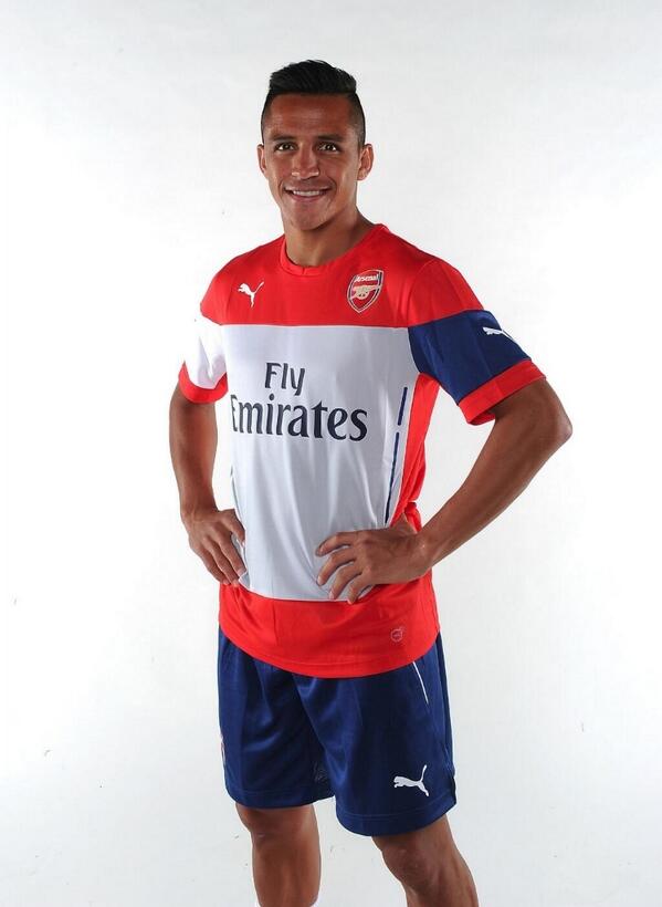 BolaholicID's tweet photo. Alexis Sanchez menggunakan baju latihan ARSENAL. #SanchezSigning http://t.co/0MEpPQu7na